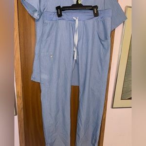 FIGS scrubs heather indigo. Medium casma top and medium petite Kade cargo pants
